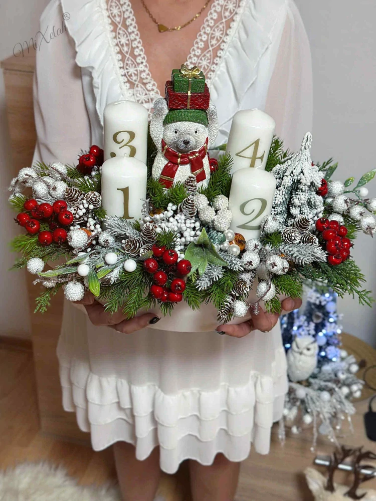 Adventný veniec v loďke s mackom, červeno biely