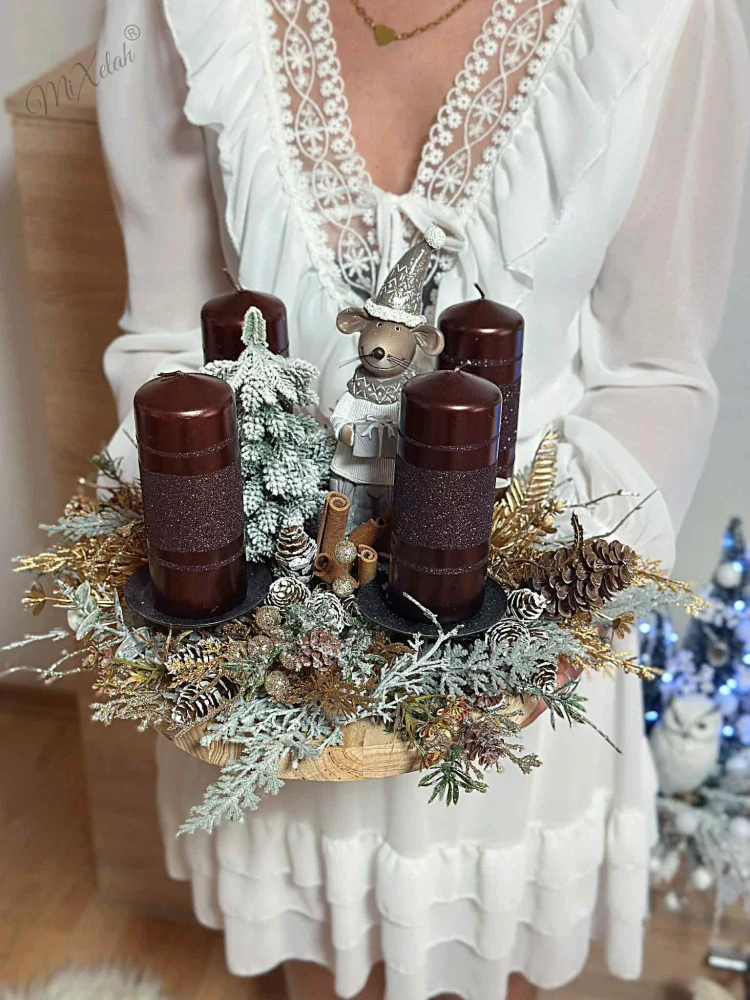 Adventný veniec na drevenom podstavci v prírodnej farbe